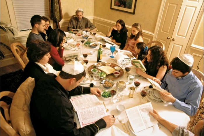 傳統的逾越節家宴。(圖／翻攝自britannica.com）