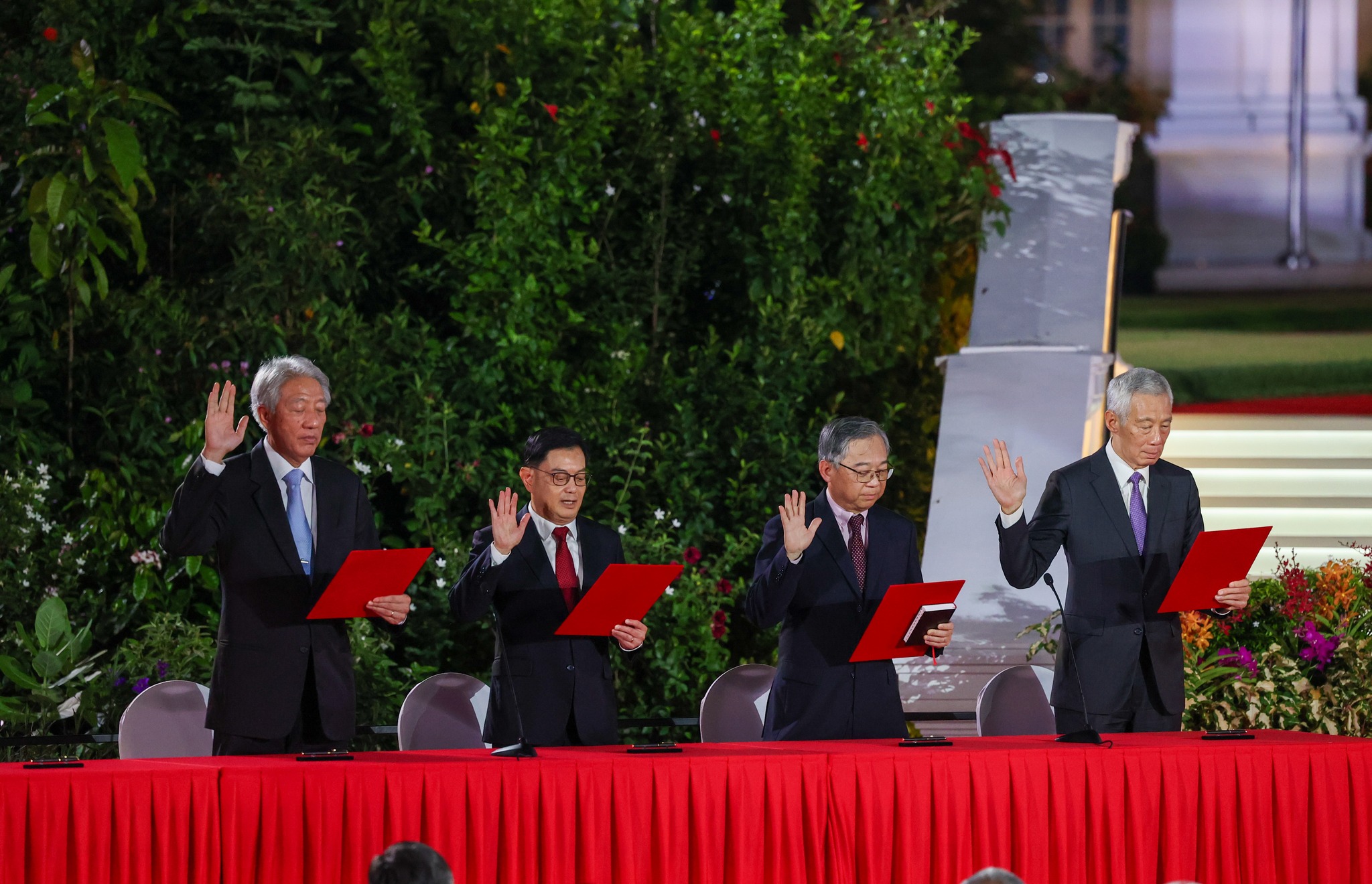 副總理顏金勇長老(右二)手持聖經與前總理李顯龍(右)等人宣誓就職。(圖/Lee Hsien Loong臉書)