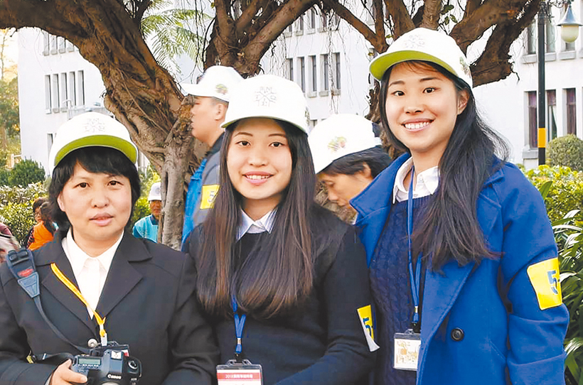 江阿姻於2018年召會國際華語特會遊行隊伍中攝影服事並與兩個女兒合影。（圖／江阿姻提供）