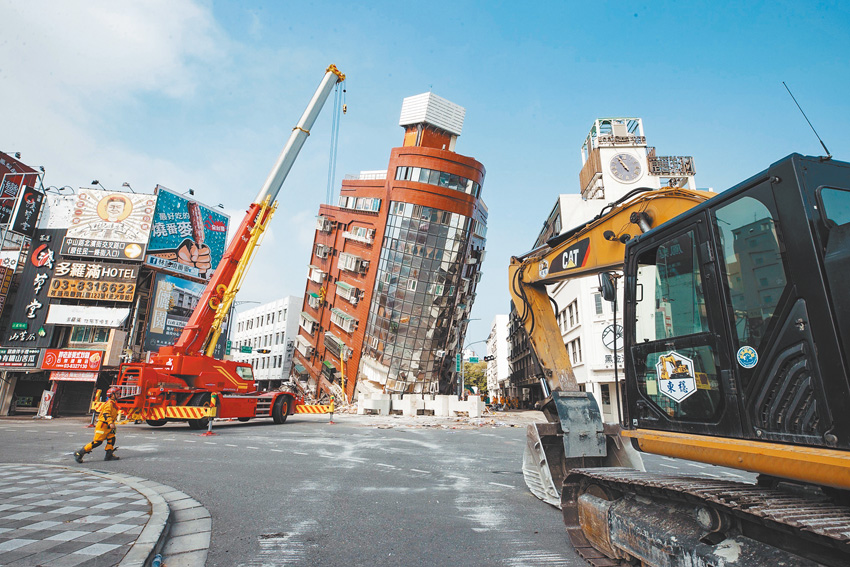 403大地震後傾斜下陷的天王星大樓。（Photo by Shufu Liu，總統府）