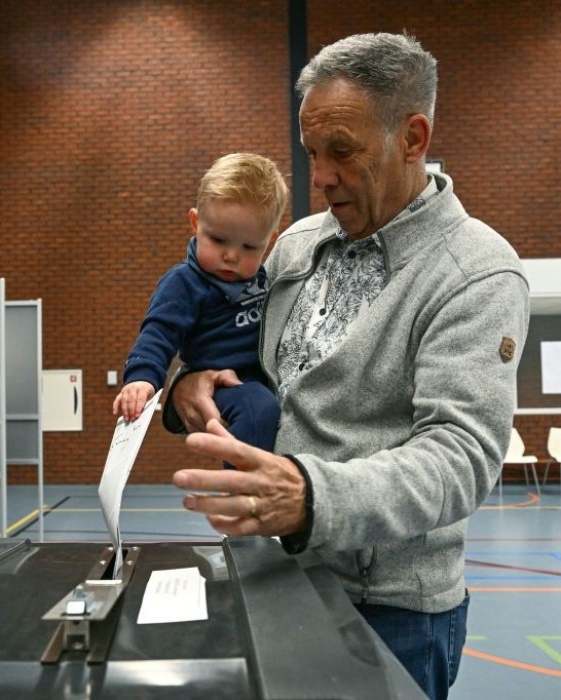 爺爺讓小孫子替他投下神聖的一票。（圖／翻攝自IG@europeanparaliment)