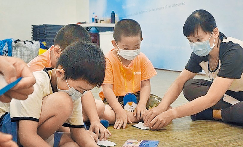 在彰化田中服務隊，教導孩子才藝。