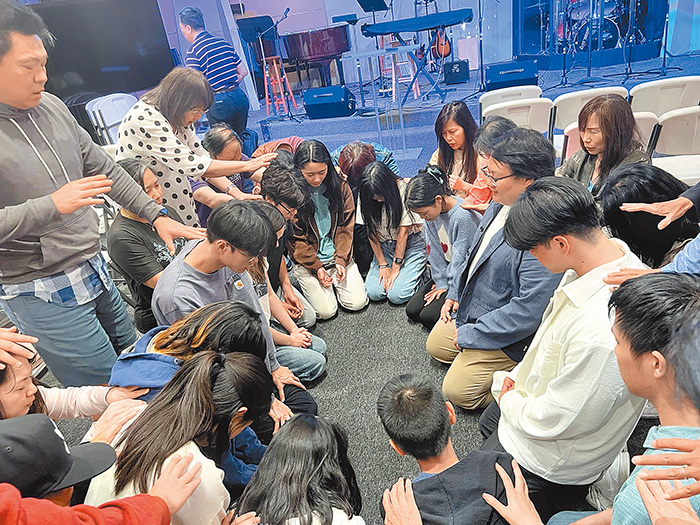 短宣年輕同工跪在神前同心禱告。（圖／受訪者提供）