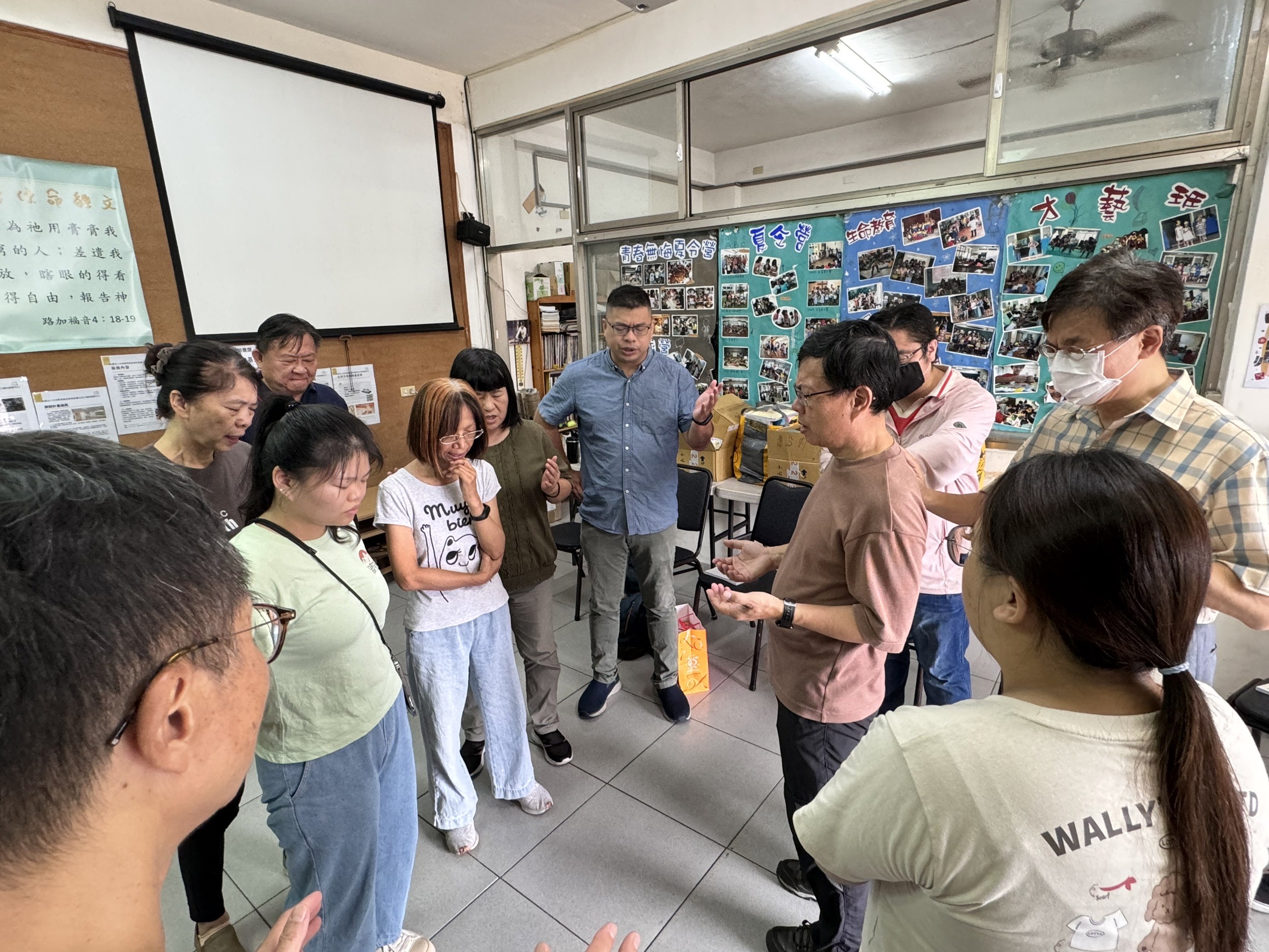 張新創牧師帶領眾牧者為宜蘭及台灣災後重建祝禱。（張新創牧師提供）