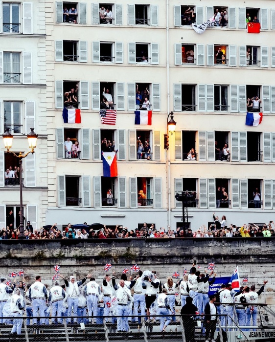 塞納河畔居民掛出各國國旗歡迎選手。（圖／翻攝自IG@Paris 2024)