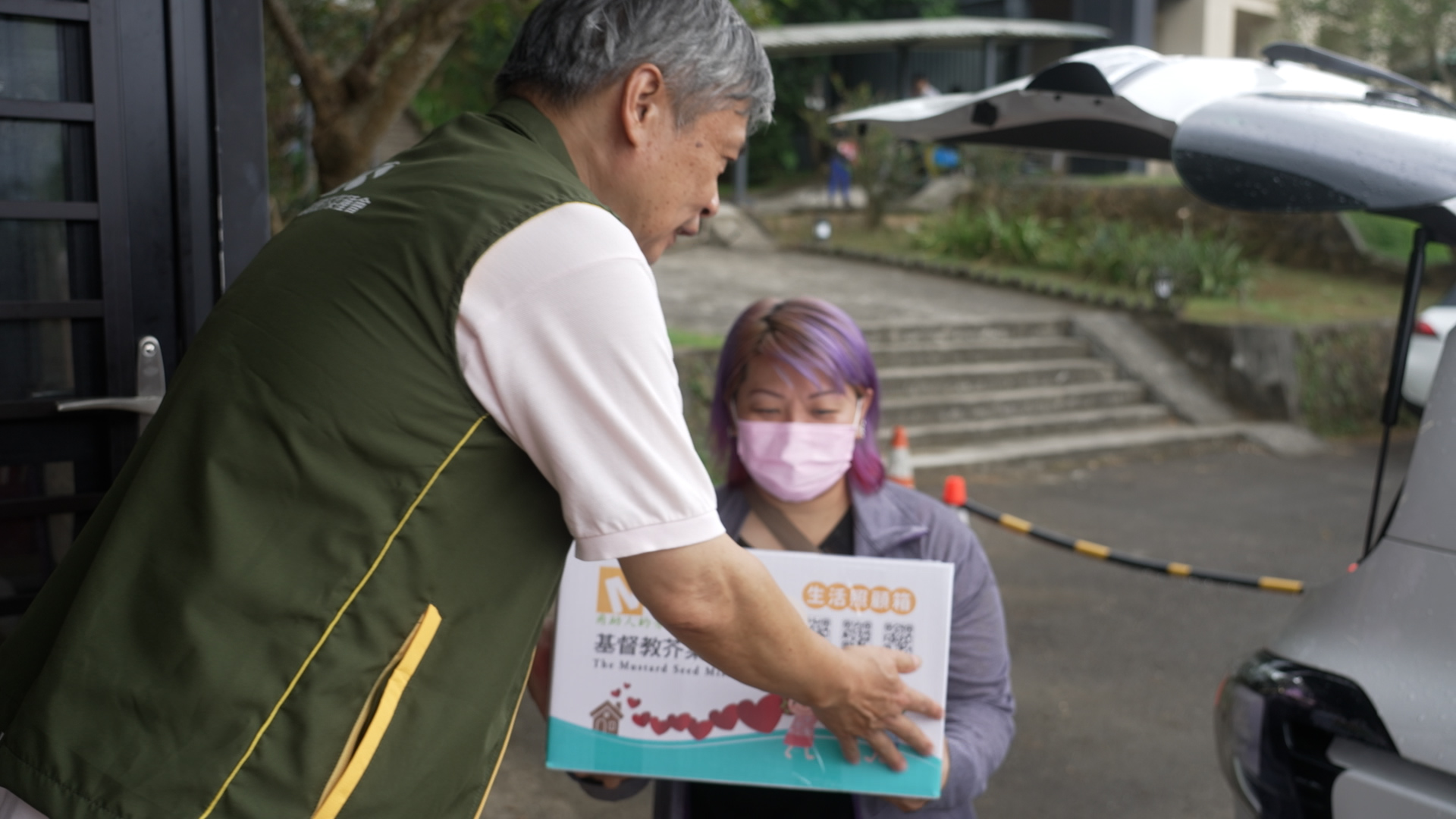 許先生參與困難家庭的關懷。（圖/芥菜種會提供）