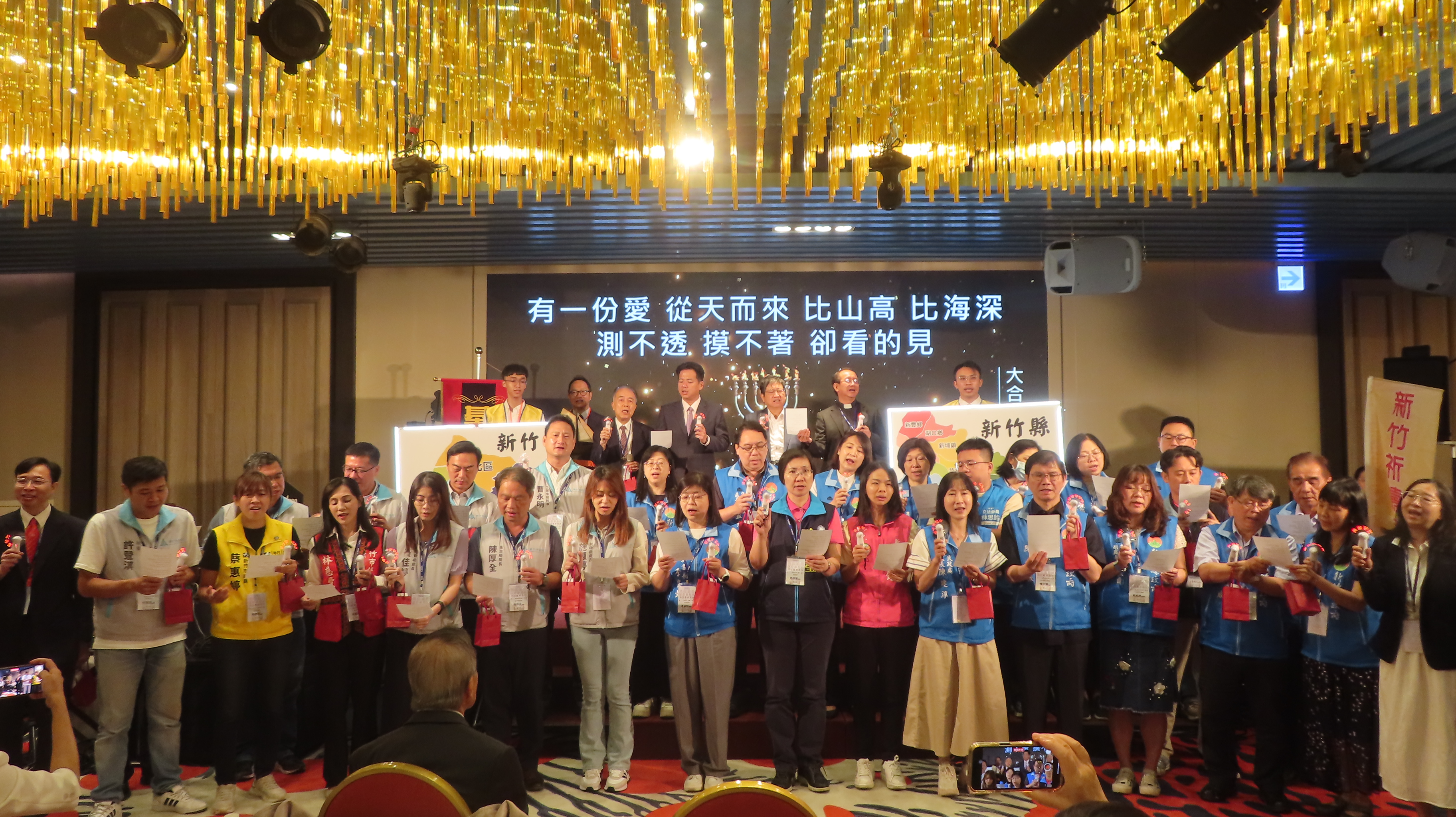 新竹祈禱早餐會為大新竹執政團隊與城市和國家祝福禱告，盼神的光和愛臨到。（梁敬彥攝影）