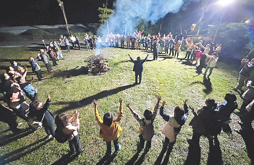 夜晚大家圍成一圈，一起禱告呼求。（圖／張漢業牧師臉書）