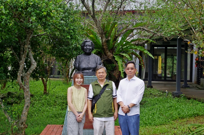 丁帥之牧師（右）與簡雅惠和許大哥在孫理蓮宣教士銅像前留影。（圖／余友梅攝影）