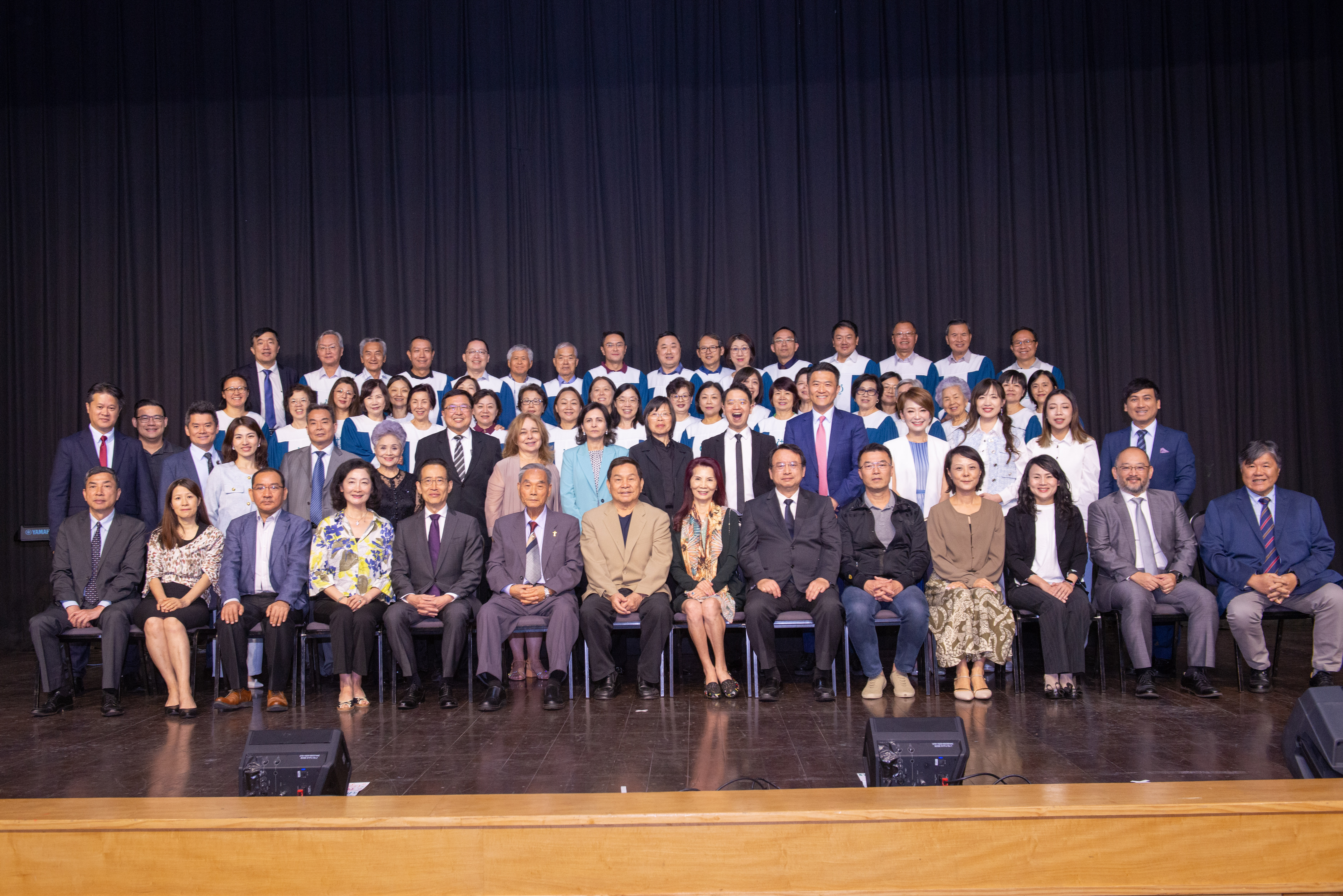 吳天寶牧師(前排左六)貴賓和天韻詩班、巴西大安教會詩班合影。(圖/救傳提供)