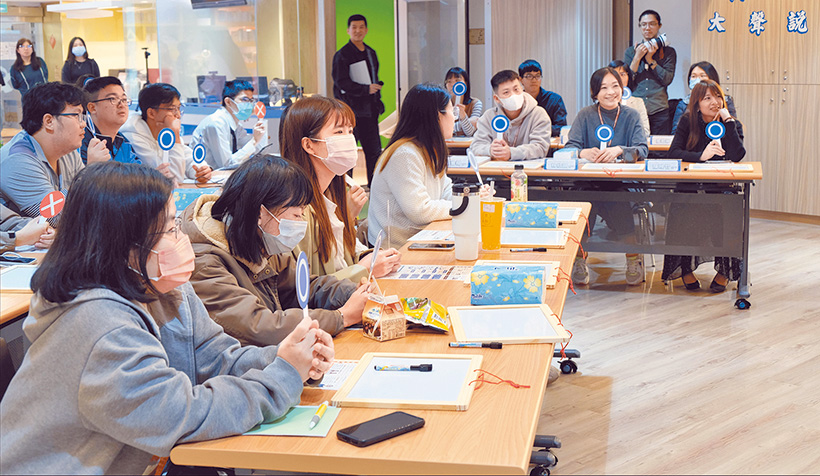 年輕人在「職場大聲說」聚集中暢所欲言。（圖/勞動部勞動力發展署北基宜花金馬分署提供）