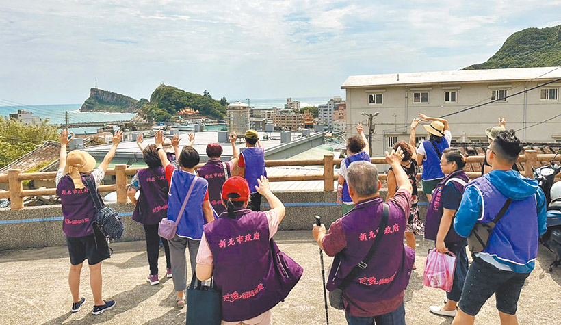 短宣隊到野柳行走祝福禱告。