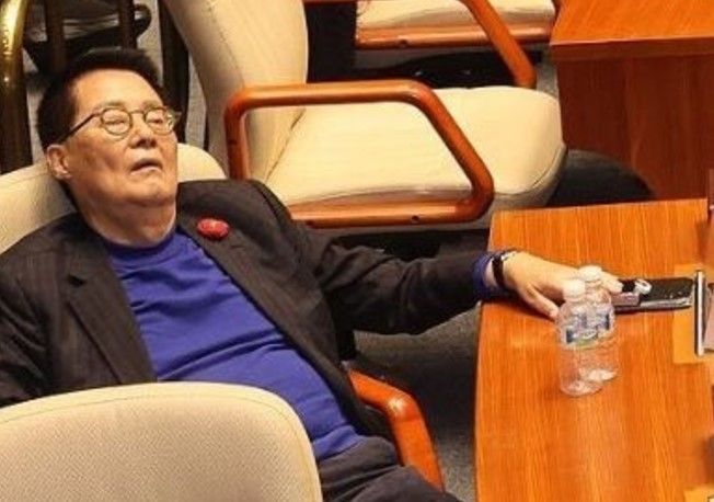 ８3歲南韓國會議員朴智元衝入國會投票，事後累得癱在議場內睡著。（圖／翻攝自X）