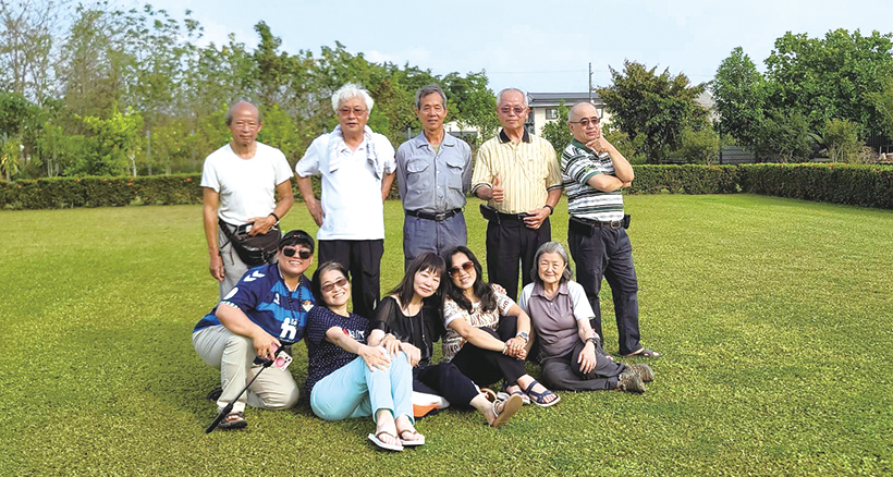 老師帶部分安卓班同學去美濃同學家的農場教戶外攝影。（圖／受訪者提供）