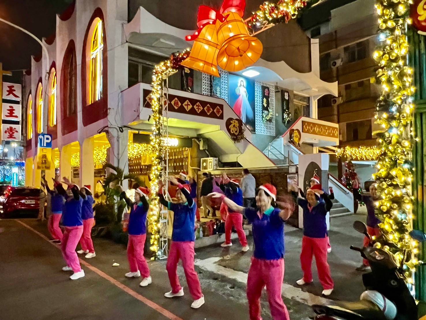 邊遊行邊在定點表演，圖為跳讚美操。（圖／全屏盟提供）