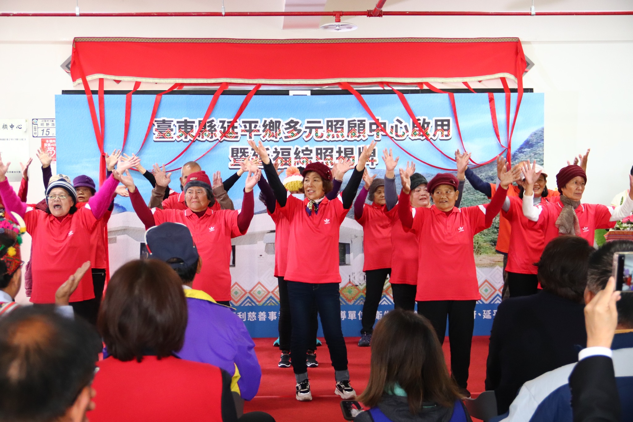 武陵文化健康站長輩舞蹈表演，其中一首曲目是族人王宏恩的「我們一起上山工作」。