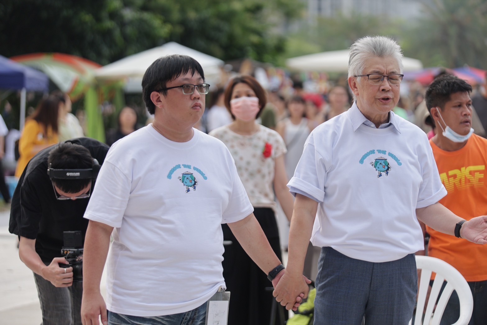 寇乃迪傳道和父親寇紹恩牧師一起為青年世代禱告。