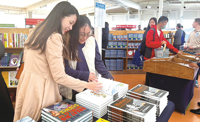 船上的書籍涵蓋科學、藝術、兒童繪本等原文書。(圖/潘怡心攝)