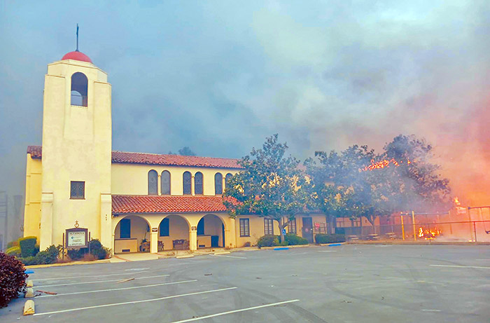 阿爾塔迪納社區教堂被燒之時。(Altadena Community Church臉書)