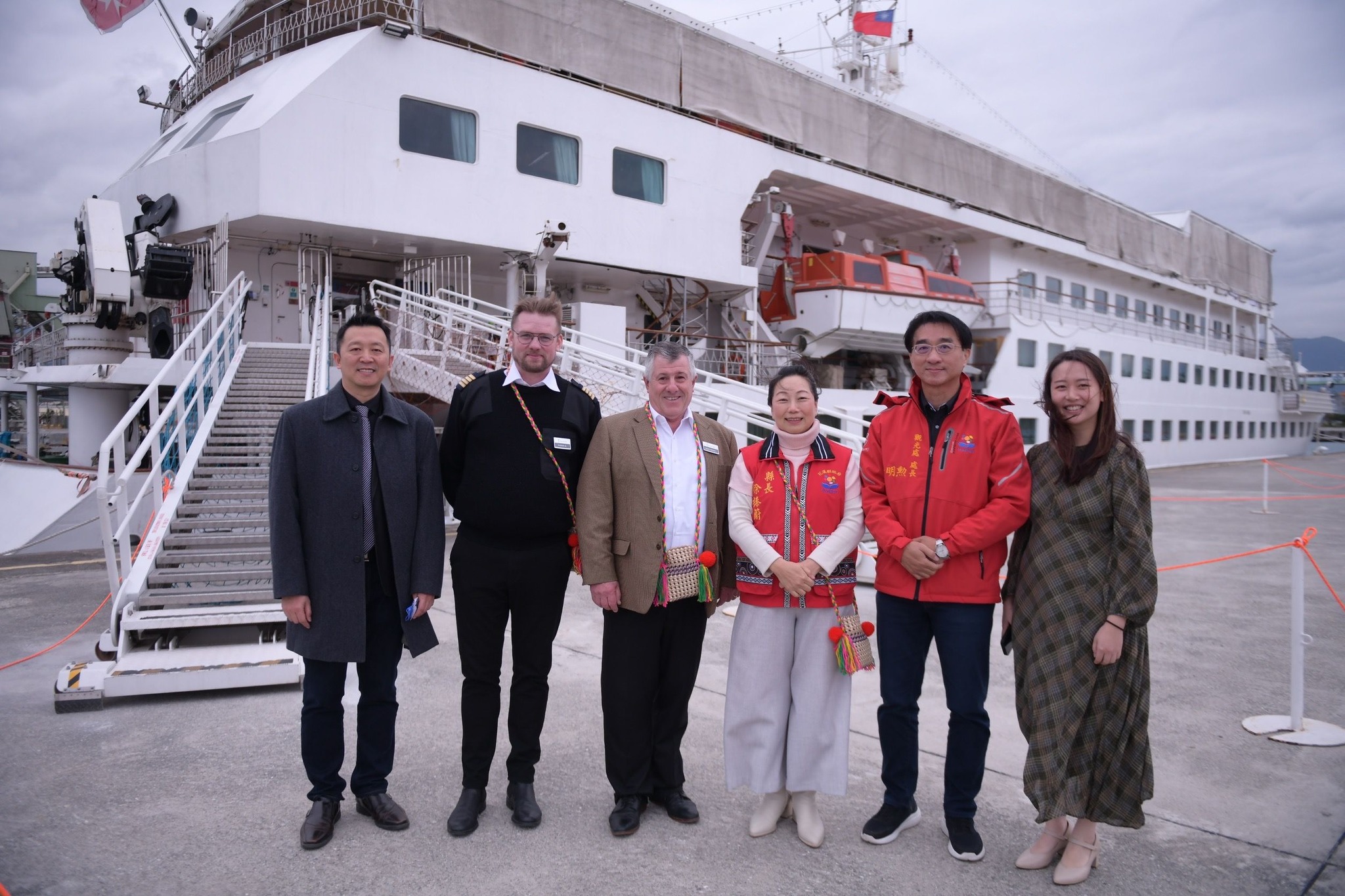 望僕號在花蓮服務，受到縣府重視。(左至右)蔡志堅牧師、船長 Ragnar Mouritsen、代理執行長Mark Knight、徐榛蔚縣長、余明勳處長。(圖/翻攝自徐榛蔚臉書)