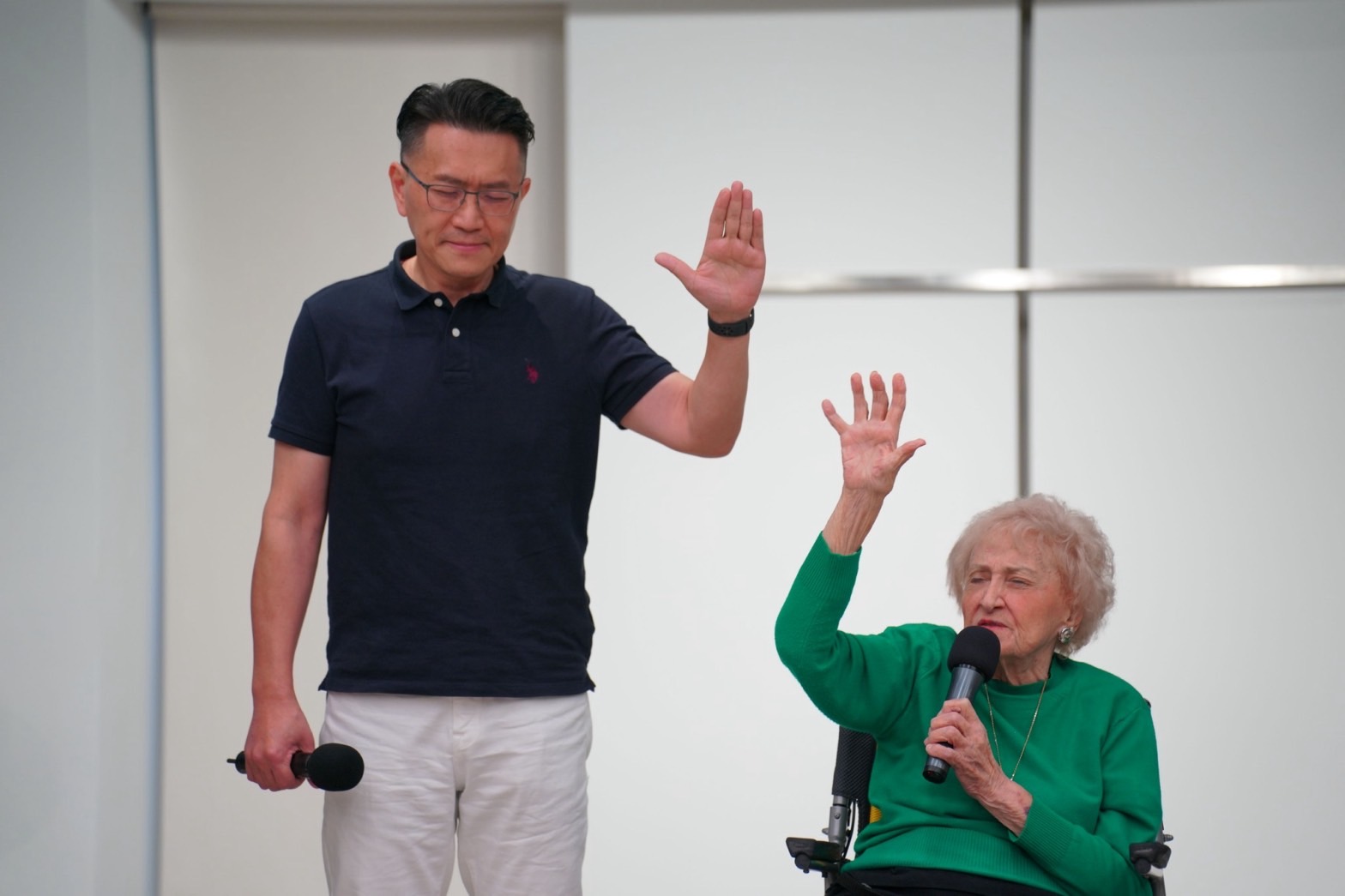 謝光哲會長和彭蒙惠老師的禱告。(圖/救傳提供)