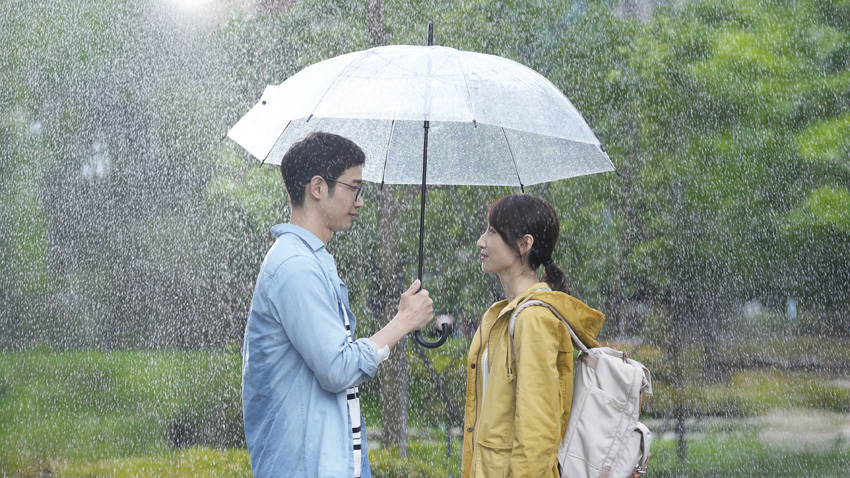 宜玲和學友兩人在雨中初識便一見鍾情。（劇照提供：Netflix）