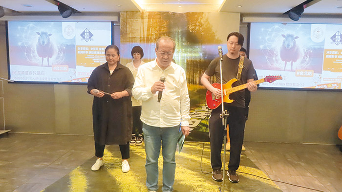 朱奔野牧師為台灣眾教會能興起更多媒體宣教士祝福禱告。