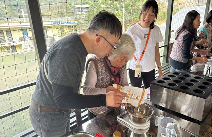 越南隊不僅親自教學車輪餅製作，就連機器也是從台灣搬過去，贈與當地。