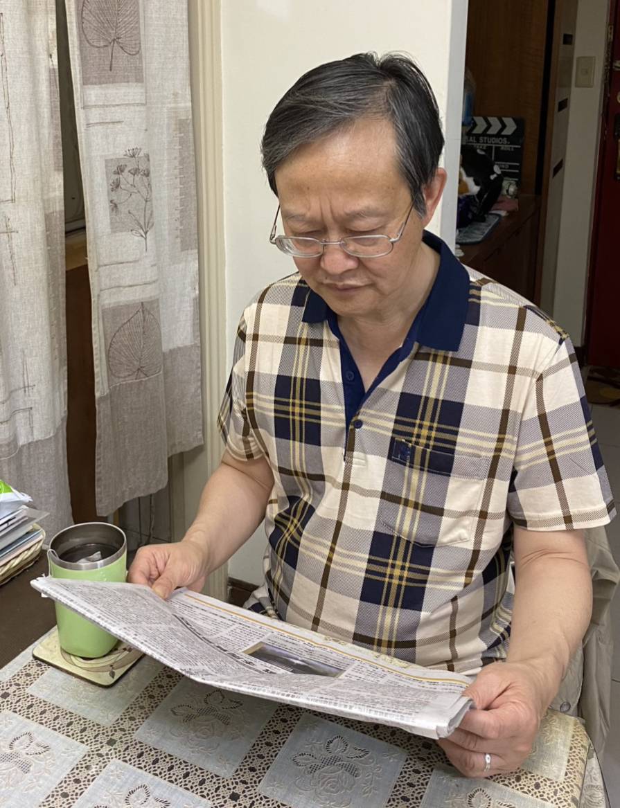 吳庶深老師用喝普洱茶和閱報懷念爸爸。（受訪者提供）