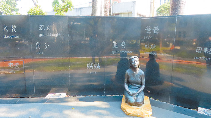 癒花園裝置藝術一追思雕塑。（梁敬彥攝影）