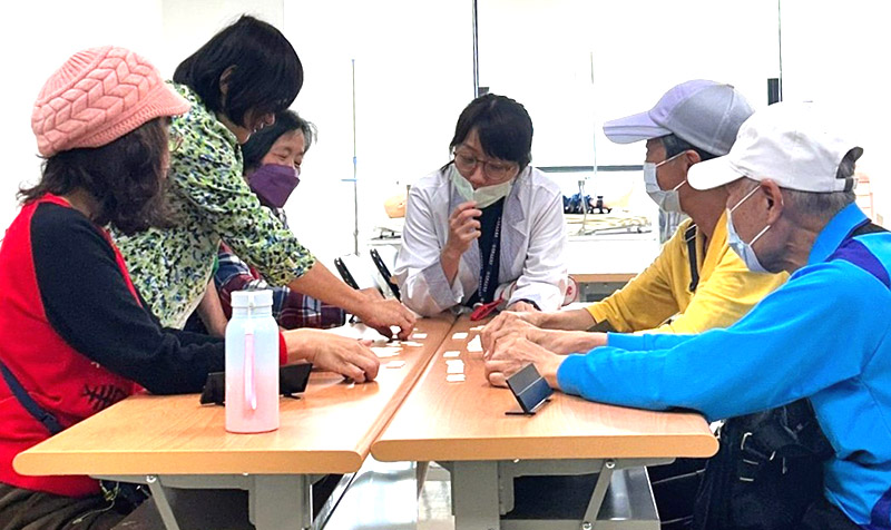 長輩桌遊互動。（圖／受訪者提供）