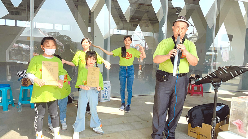 朱文洲主任（圖右）帶孩子在社區服務。（圖／受訪者提供）