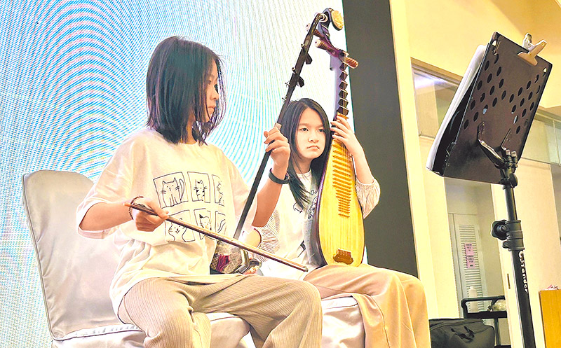 每個孩子都要學習使用樂器。(圖／受訪者提供）