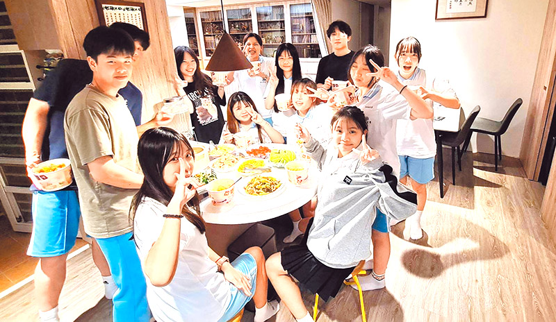 劉素珠的女兒邀請同學到家裡晚餐。