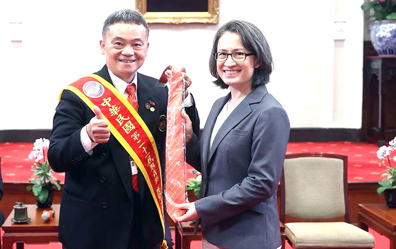 張洛銘傳道獲旭青獎，副總統蕭美琴頒獎。