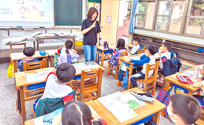 劉素珠姊妹在福德國小進行生命教育。