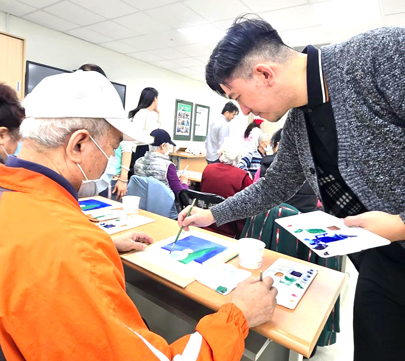繪畫老師與長者互動。（圖／受訪者提供）