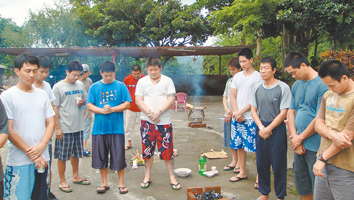 在晨曦會戒毒時期，和大家一起禱告。（圖／受訪者提供）