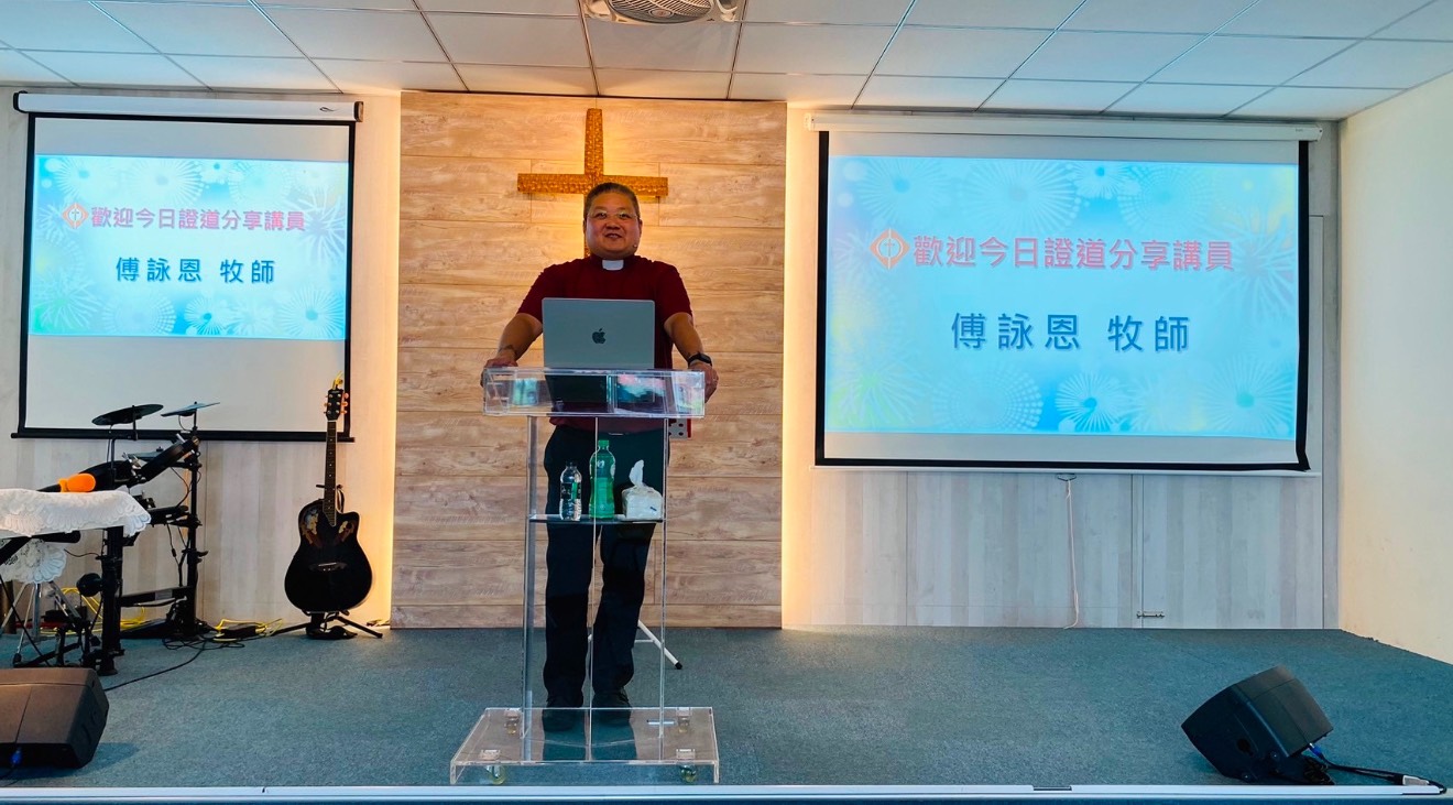 傅詠恩牧師在教會。（圖／受訪者提供）