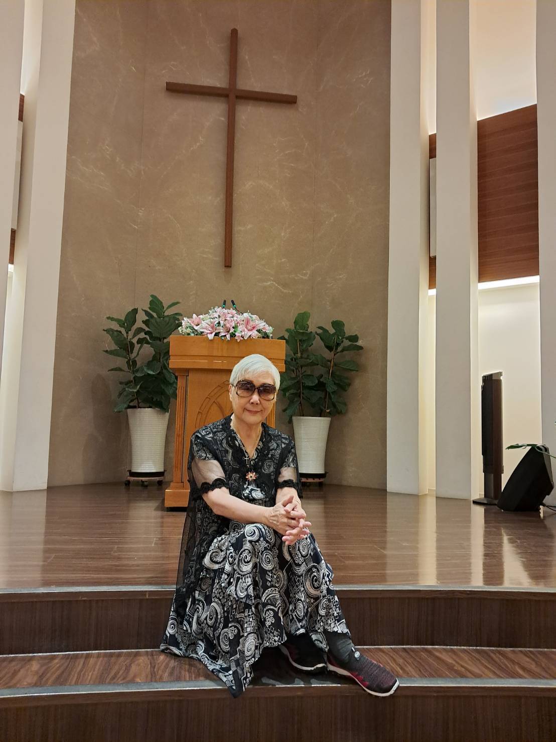 姜郁玲在南京東路禮拜大堂服務