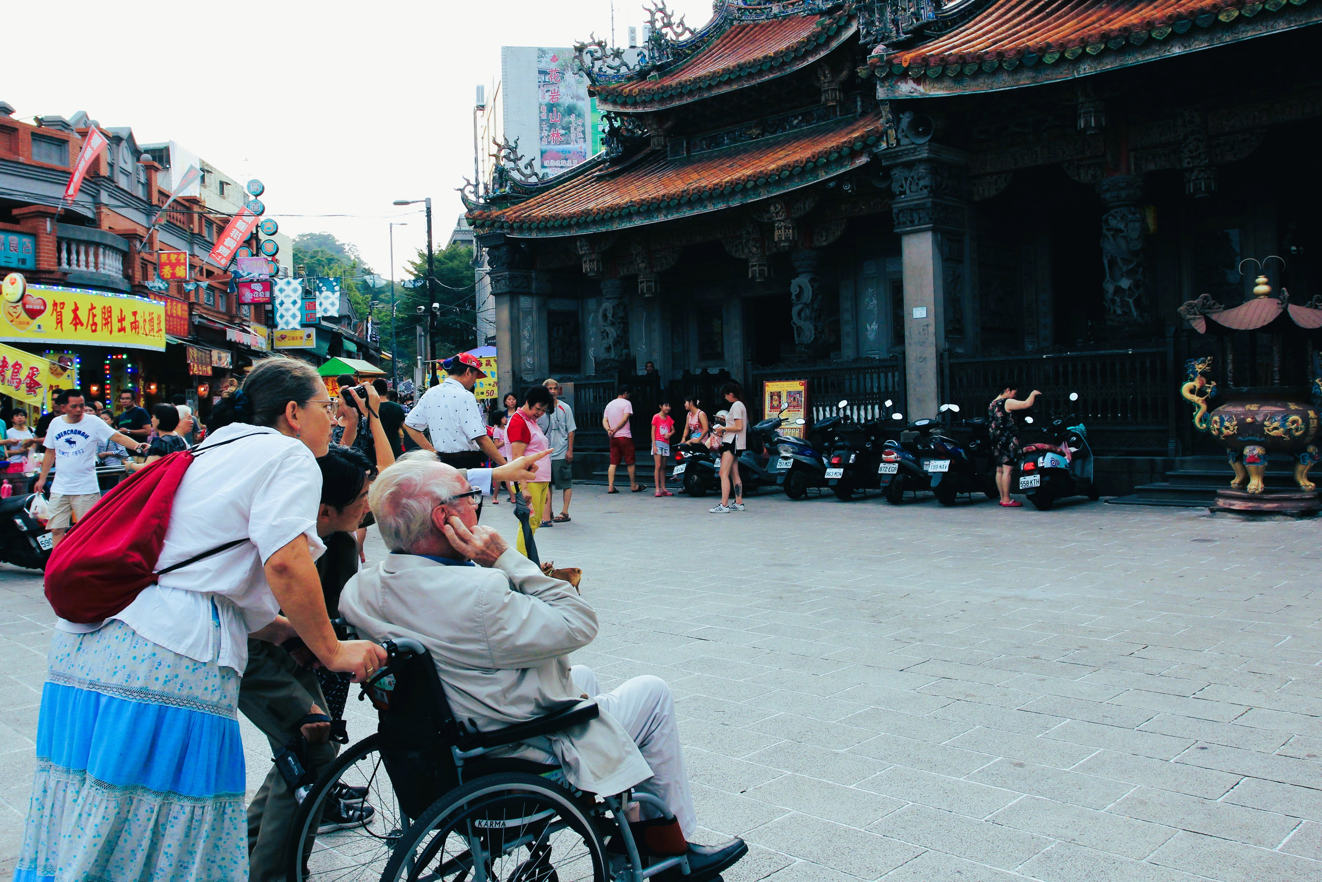 莫特曼教授趁隙參觀三峽祖師廟，展現神學的包容、廣闊與深邃。（作者提供）