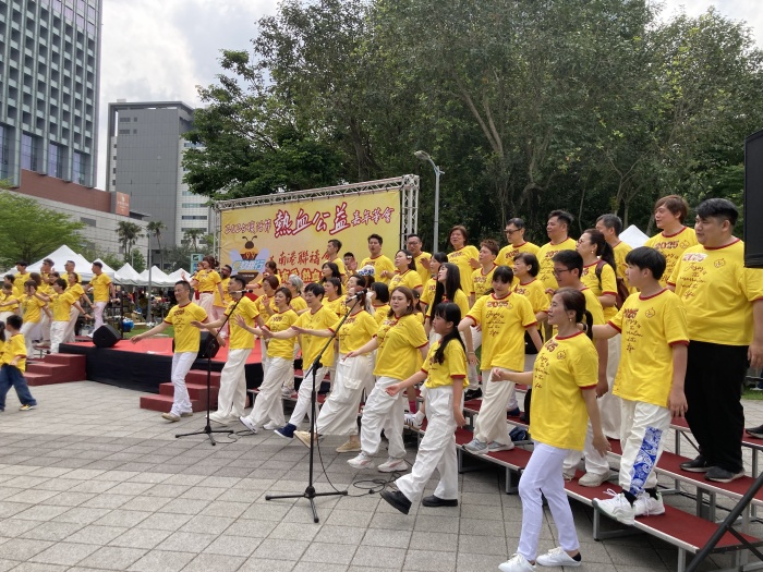 「藝之星」詩歌敬拜團現場獻唱。