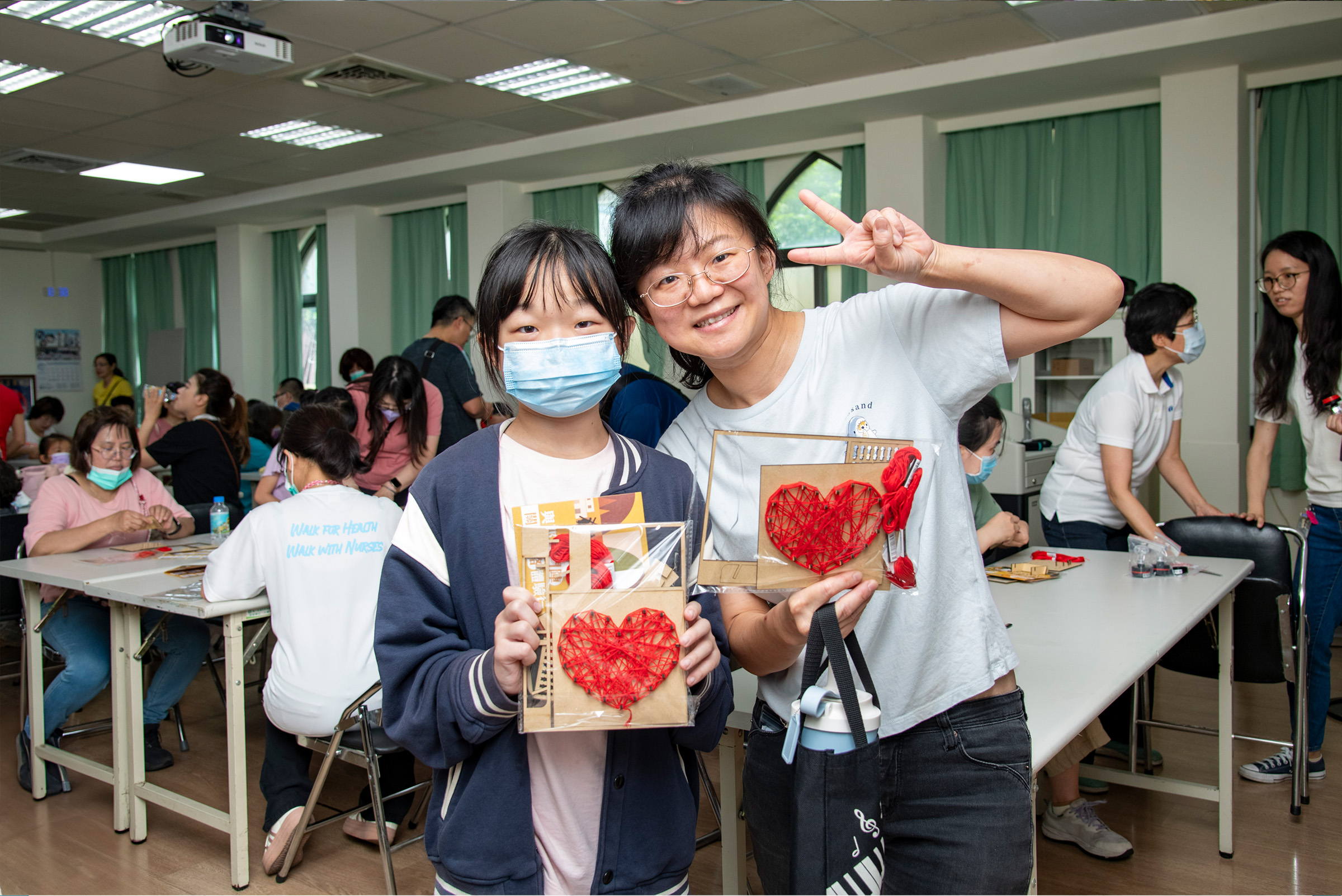 彰基員工及眷屬一起完成愛心釘板畫，體驗耶穌基督為世人犧牲的愛。(彰基提供)