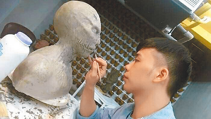 儲榢逸從校慶創意活動找到興趣，從零開始摸索特效化妝。（照片由受訪者提供）