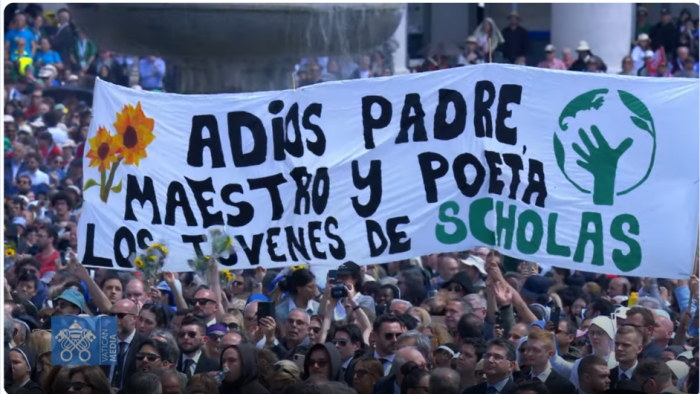 民眾持橫幅紀念教宗方濟各。（圖／YouTube@Vatican News影片截圖）