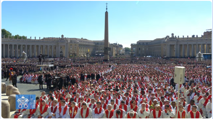 廣場和周圍街道群眾多達25萬人。（圖／YouTube@Vatican News影片截圖）