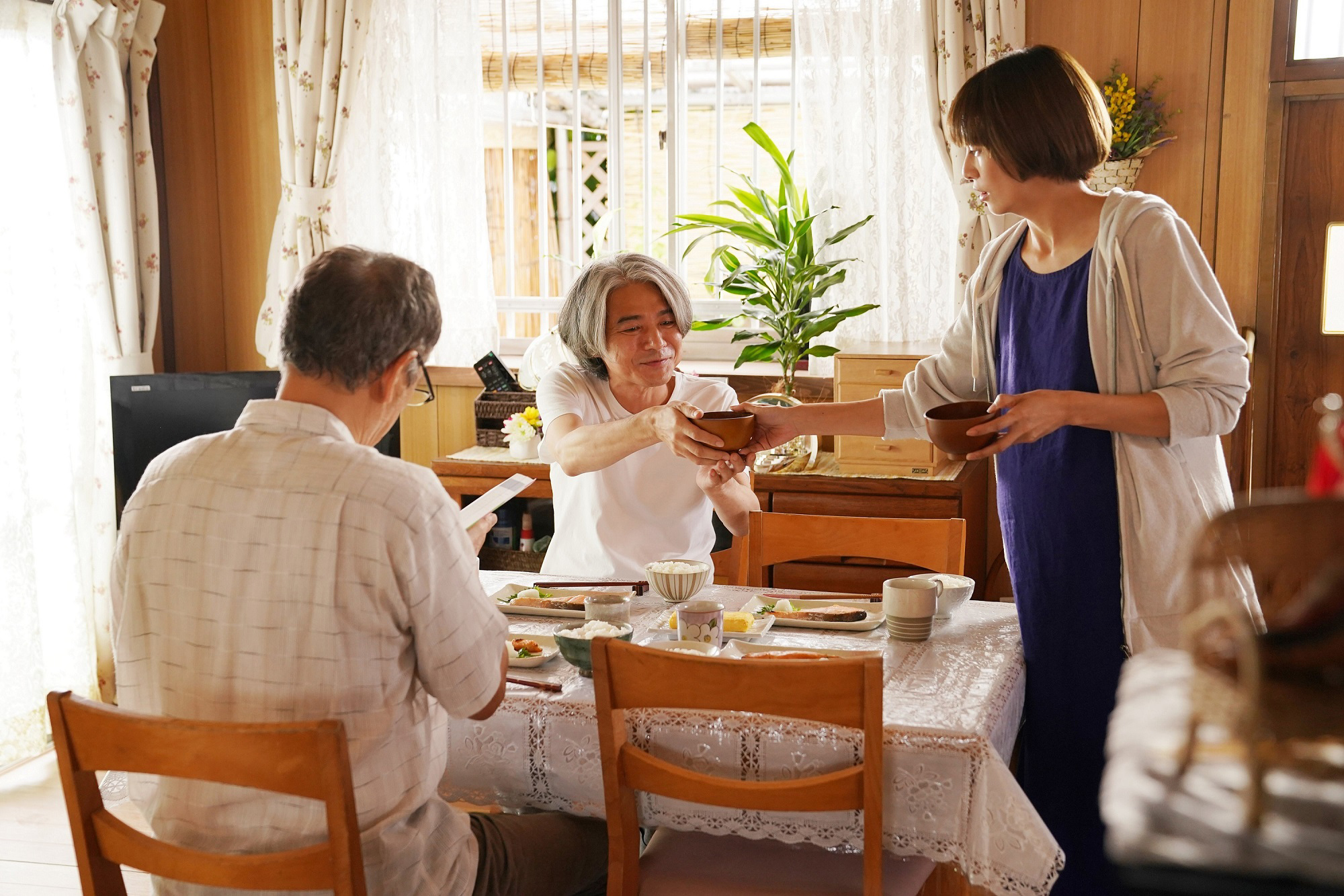 五島醫師和護理師彩佳即將迎來新生兒。（劇照提供：車庫娛樂）