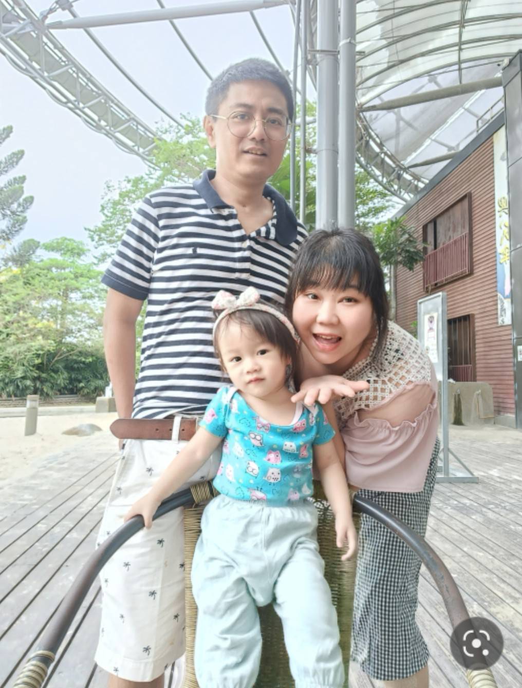 王鍾揮弟兄與妻女合影。（受訪者提供）