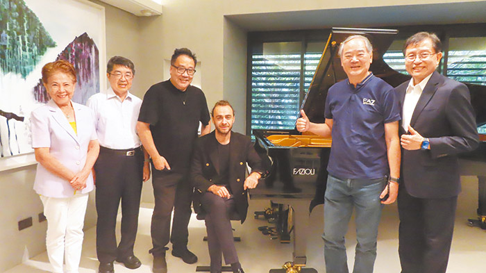 與會貴賓合影，左起至右為陳瑞枝牧師、鄭信真牧師、鄭忠信執行長、丹尼爾.齊奧巴奴（Daniel Ciobanu）、洪善群董事長及張景峯長老。（梁敬彥攝影）