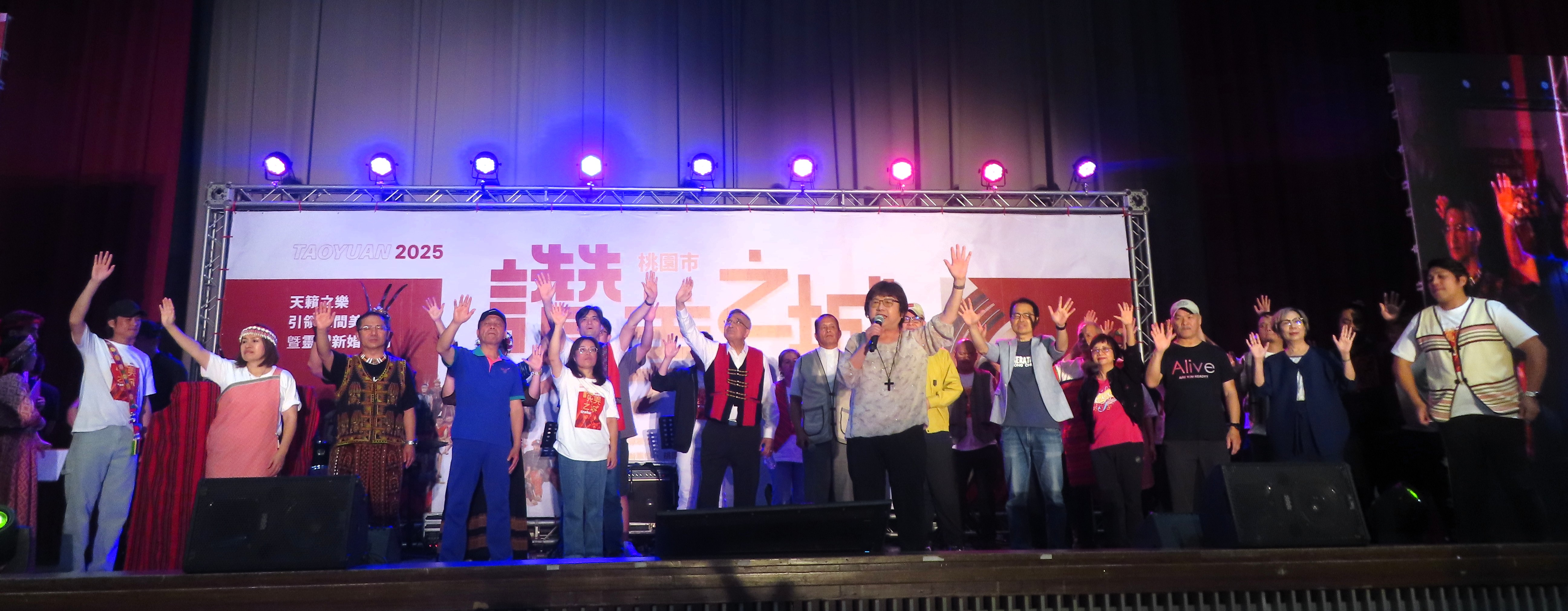 桃基盟主席韓慧蕙牧師帶領桃基盟和桃青盟原漢牧者一同禱告。（圖/梁敬彥攝影）